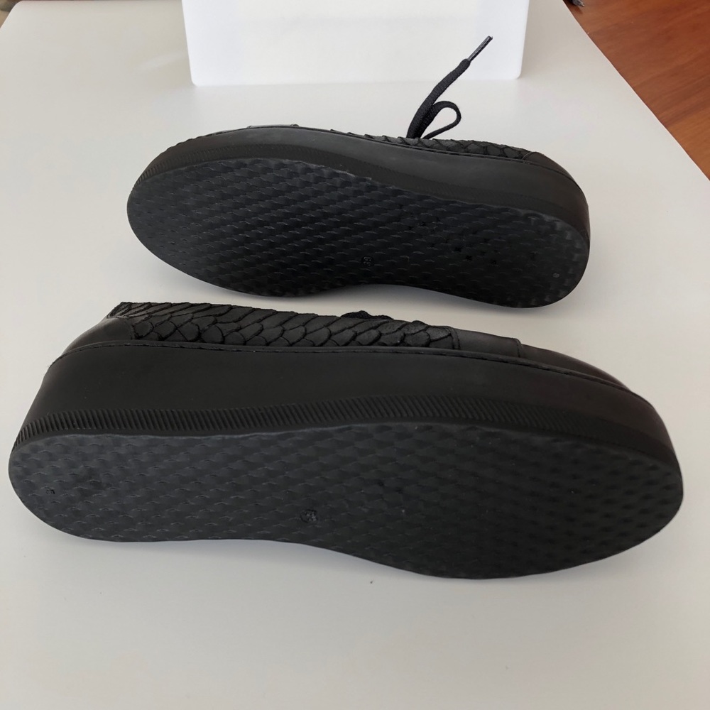 RETURN OK. NWOT Black Leather Comfy Shoes - Picture 5 of 8